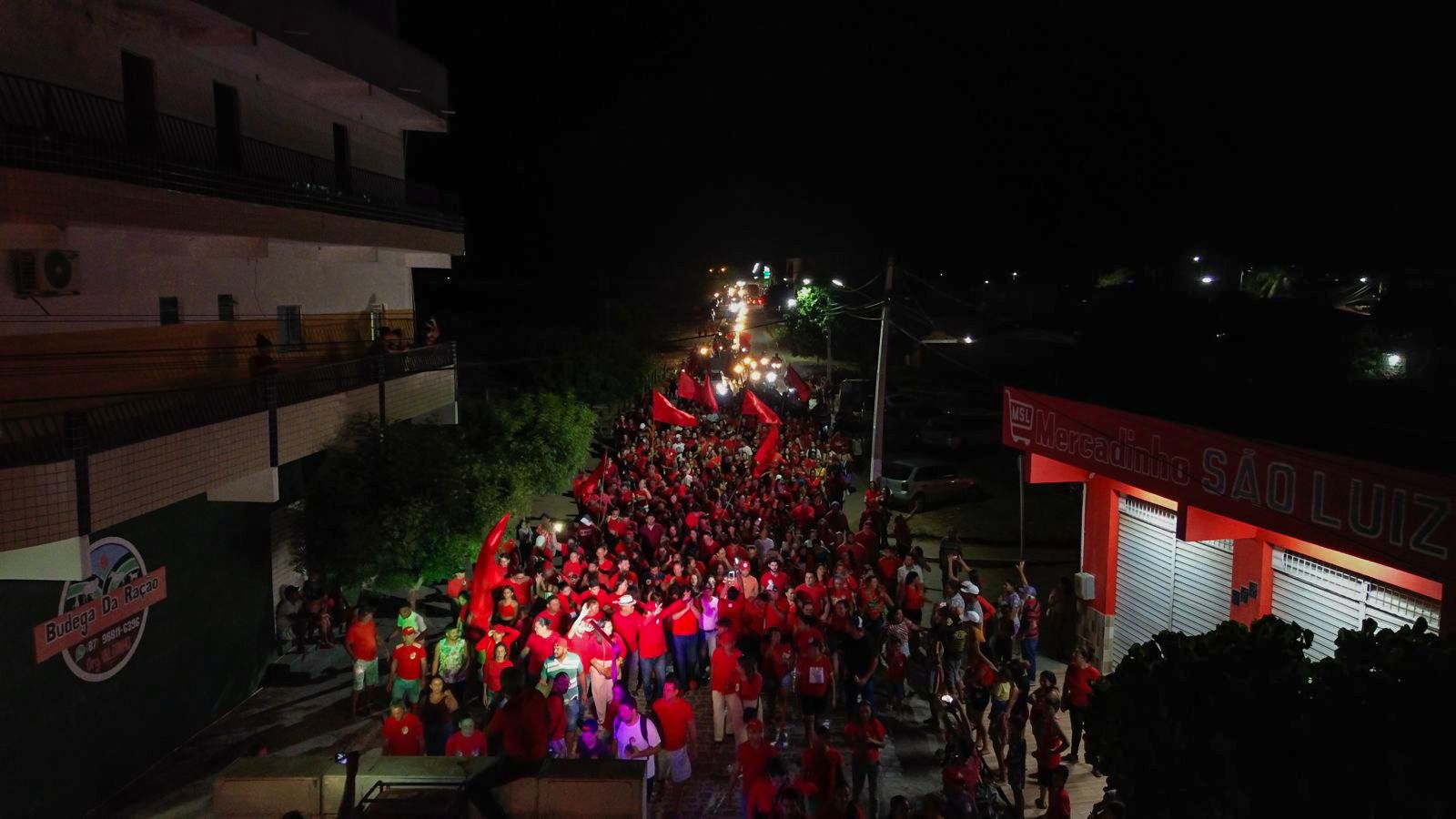 Welliton arrasta multidão em caminhada