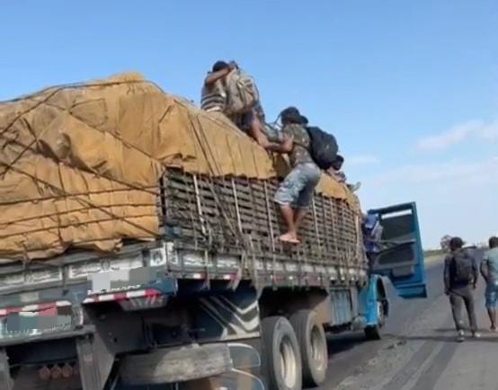 Trabalhadores transportados em carroceria de caminhão