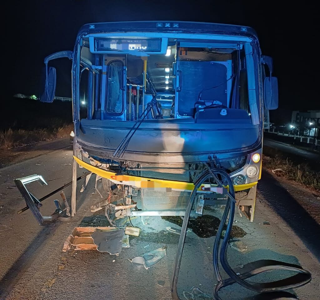 Batida entre carro e ônibus em Agrestina | Foto: Reprodução/PRF