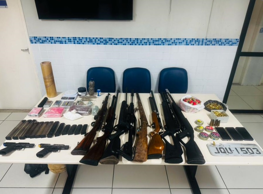 Polícia apreende drogas e armas