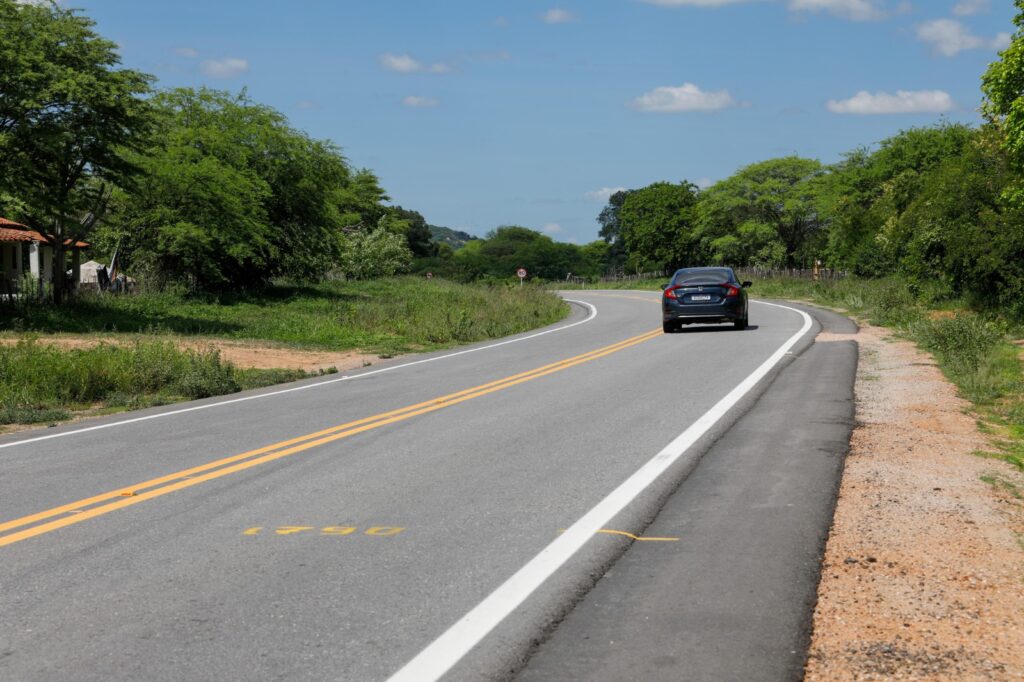 Governadora entrega rodovia em Sertânia