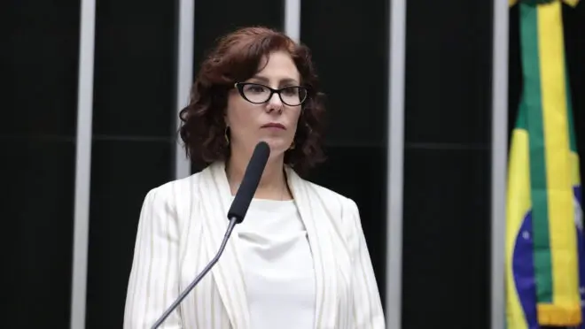 Carla Zambelli tem mandato cassado