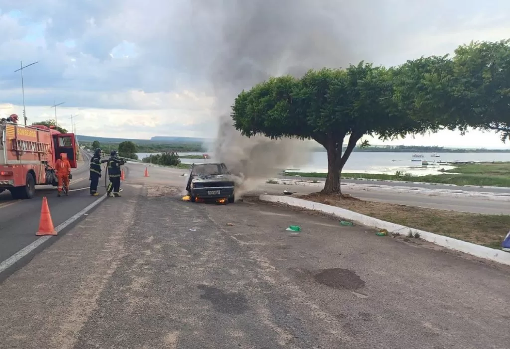 Motorista ateia fogo no carro