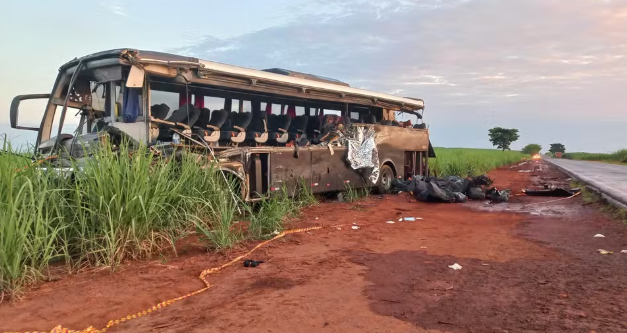 Acidente entre caminhão e ônibus