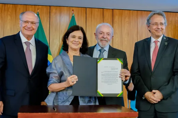 Lula substitui Nísia Trindade