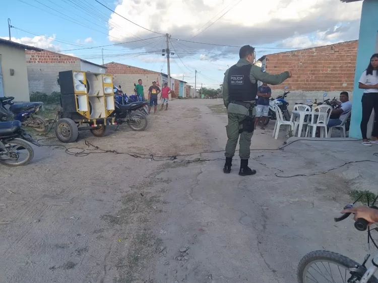 Polícia apreende paredões de som