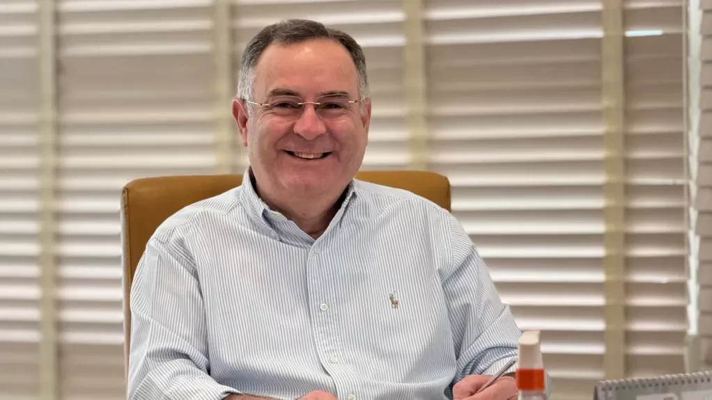 Zeca segue forte em pesquisa
